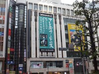 渋谷マルイ壁面に掲出中の「EXIST!」の広告。