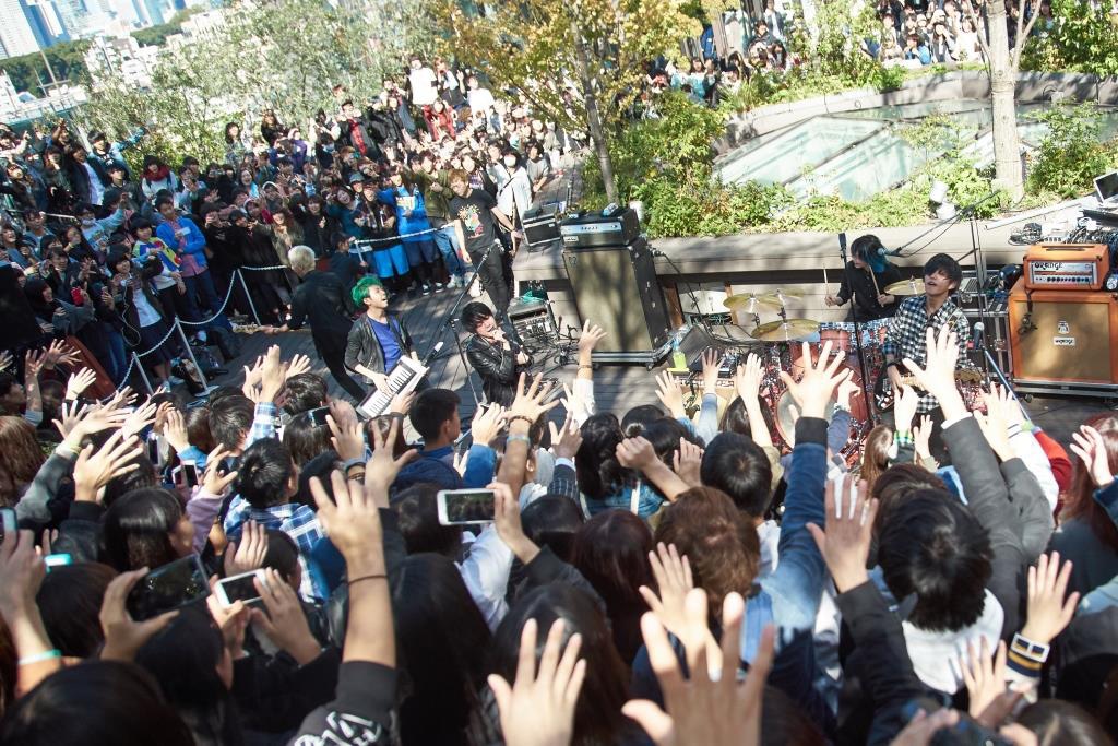 Mrs. GREEN APPLE「『In the Morning』リリース記念サプライズフリーライブ」東京・東急プラザ表参道原宿 おもはらの森公演の様子。（写真提供：EMI Records）