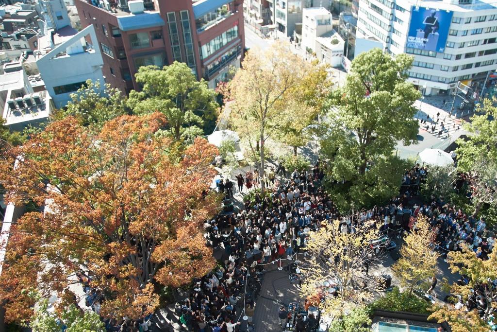 会場となった東京・東急プラザ表参道原宿 おもはらの森の上空写真。（写真提供：EMI Records）
