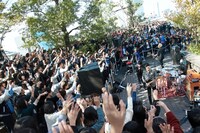 Mrs. GREEN APPLE「『In the Morning』リリース記念サプライズフリーライブ」東京・東急プラザ表参道原宿 おもはらの森公演の様子。（写真提供：EMI Records）