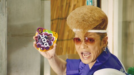 「コロロ」の新テレビCM「八百屋」篇のワンシーン。