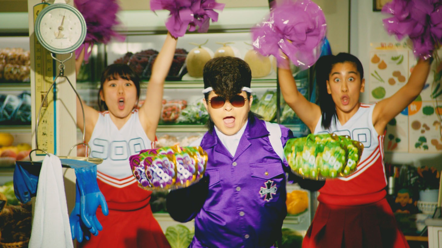 「コロロ」の新テレビCM「八百屋」篇のワンシーン。