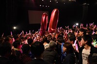 客席を割って登場する星名美怜。