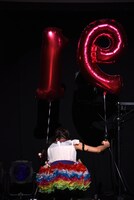 特別に用意してもらった「19」の風船を丁寧に並べる星名美怜。