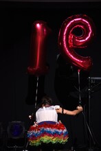 特別に用意してもらった「19」の風船を丁寧に並べる星名美怜。