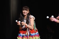 ピンポン球を運ぶ星名美怜。