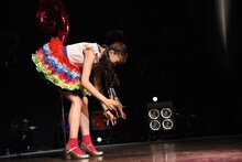 落としたピンポン球を拾おうとしたらもう1つのピンポン球を落としてしまい、大わらわの星名美怜。