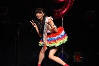 段取りの隙間を縫ってピースサインの星名美怜。