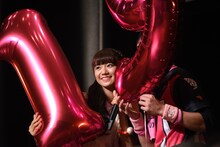 対決に勝利したみれりーず（ファン）とツーショット撮影をする星名美怜。