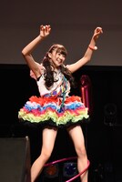 フラフープ対決する星名美怜。