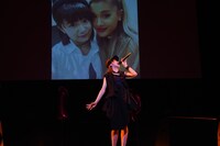 アリアナ・グランデとのツーショット写真をバックに「Break free」を熱唱する星名美怜。