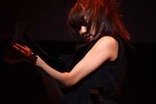 黒い衣装をはためかせクールに決める星名美怜19歳。