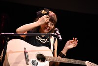 ギター演奏を前に緊張する星名美怜。