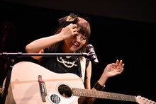 ギター演奏を前に緊張する星名美怜。
