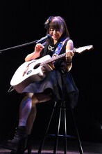 ギターを演奏する星名美怜。