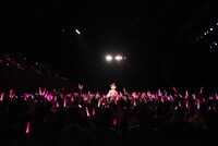 センターステージで歌う星名美怜。