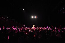 センターステージで歌う星名美怜。