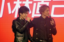 サプライズの成功を喜ぶ岩田剛典（左）と登坂広臣（右）。