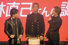 サプライズにふさわしく驚きの表情を作ってみせる小林直己（中央）と岩田剛典（左）、登坂広臣（右）。