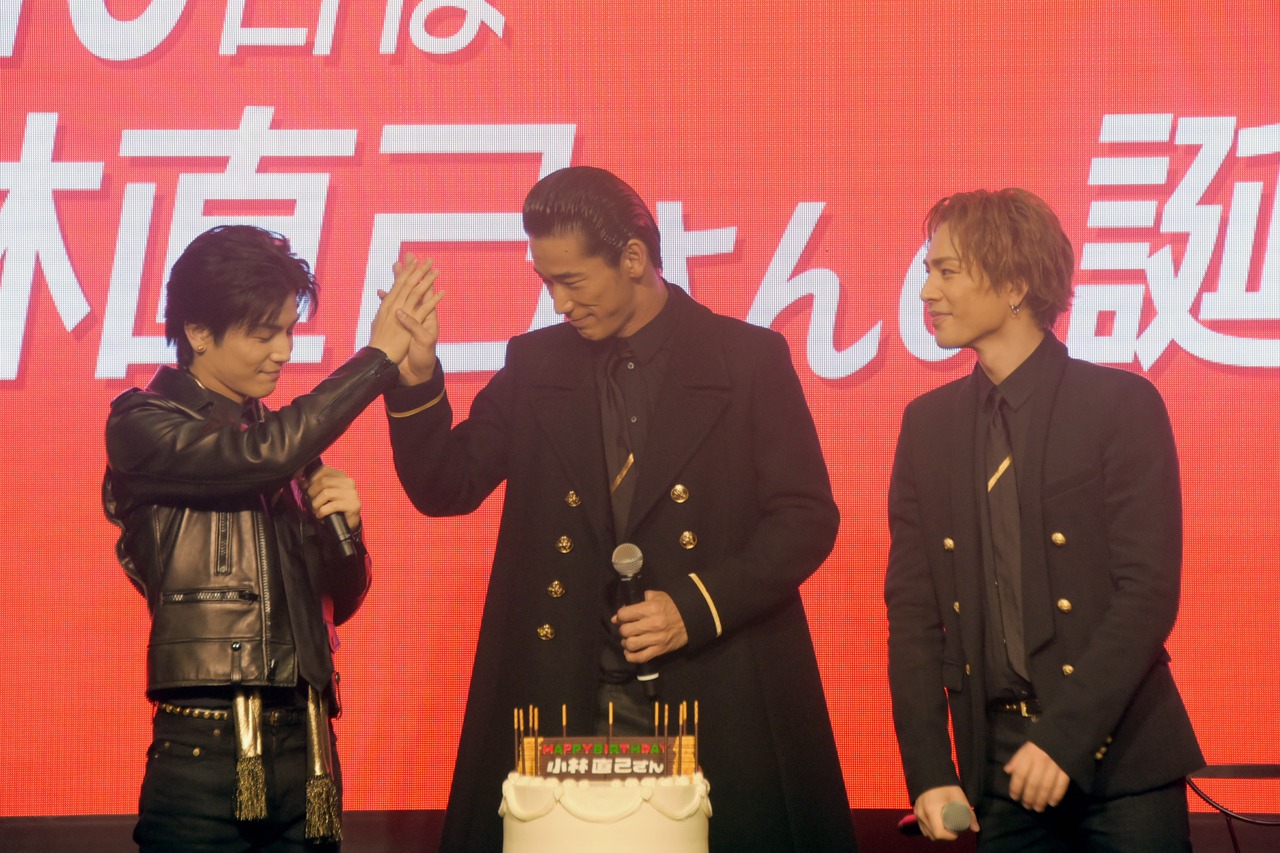 ハイタッチする岩田剛典（左）と小林直己（中央）、登坂広臣（右）。