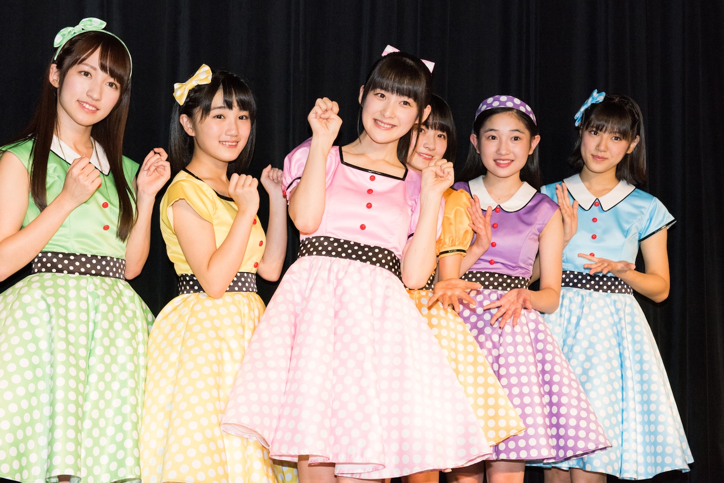 “許してにゃん♪”ポーズをする嗣永桃子。