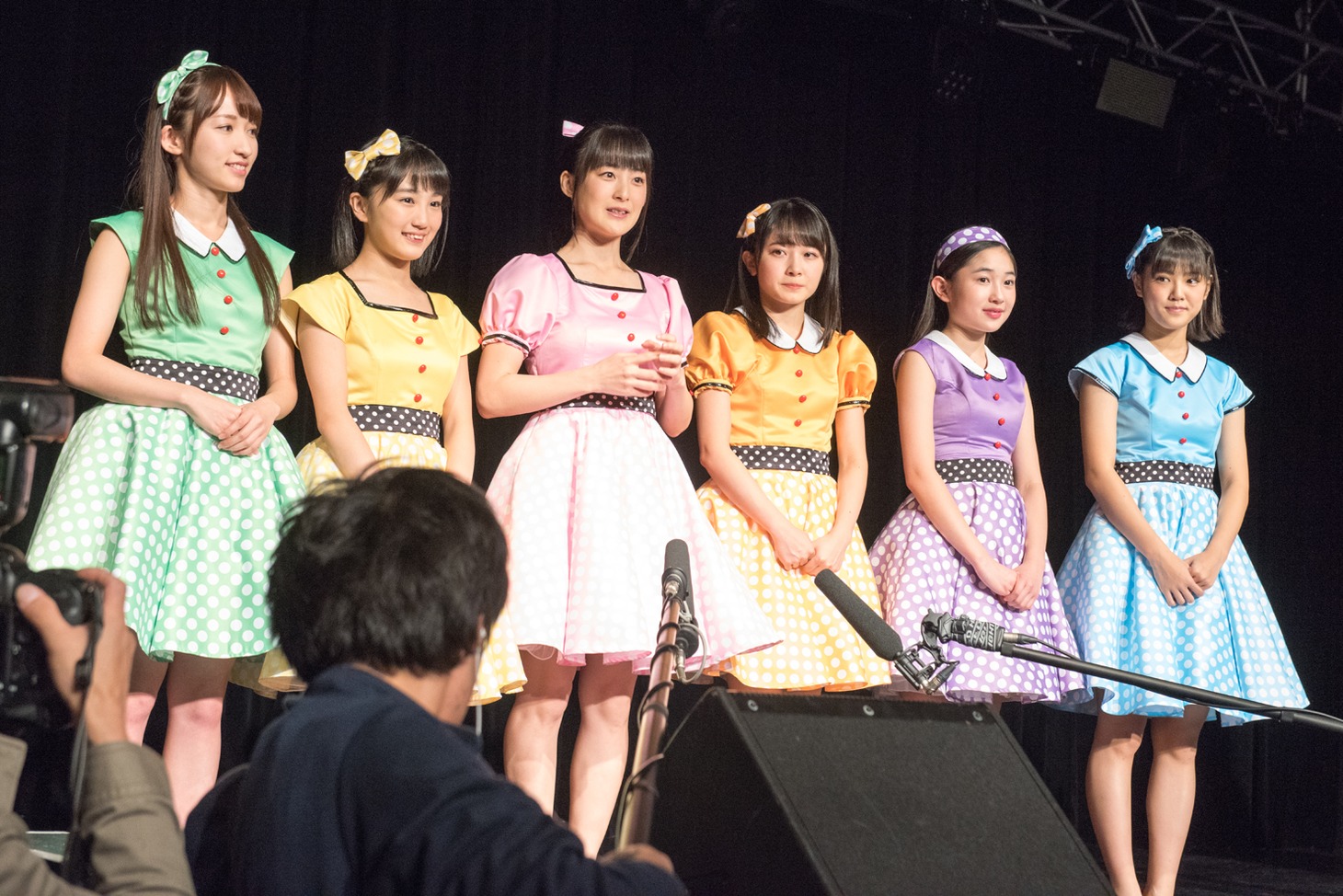 カントリー・ガールズの記者会見の様子。