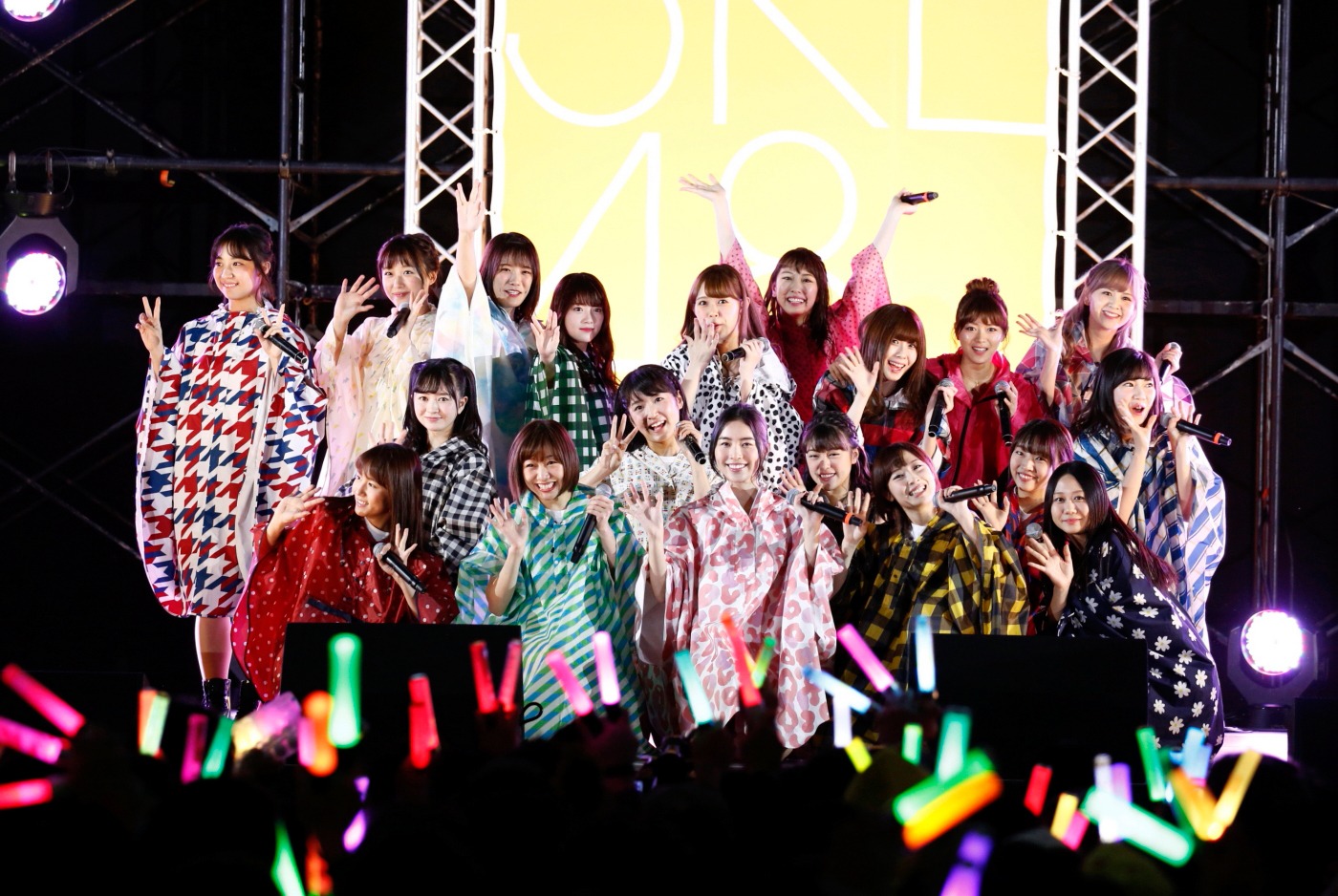 SKE48「金の愛、銀の愛」の発売記念握手会の様子。(c)AKS