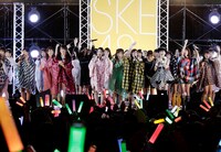 SKE48「金の愛、銀の愛」の発売記念握手会の様子。(c)AKS