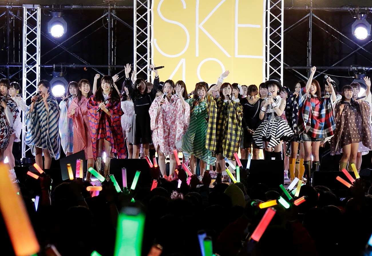 SKE48「金の愛、銀の愛」の発売記念握手会の様子。(c)AKS