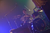 鈴鹿秋斗（Dr / 夜の本気ダンス）（撮影：大久保史晃）