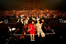 学園祭ライブ終了後に記念撮影するmiwa（中央）。