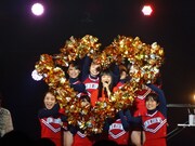 UNICORNSと共演するmiwa（中央）。