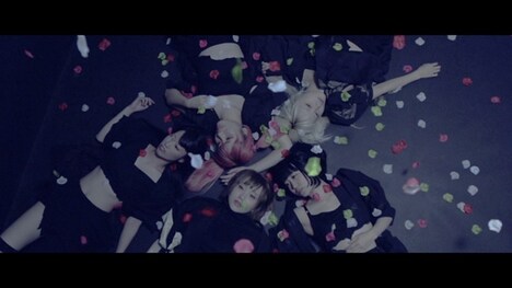 「WORLD END CRISIS feat. ◎屋しだれ」ミュージックビデオのワンシーン