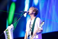 GEN（Vo, B / 04 Limited Sazabys）（撮影：山内洋枝）