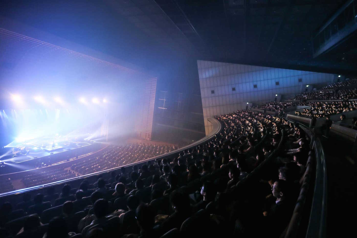 Aimer「Aimer Hall Tour 2016 ～like a daydream～」東京・東京国際フォーラム ホールA公演の様子。（Photo by Taku Fujii）