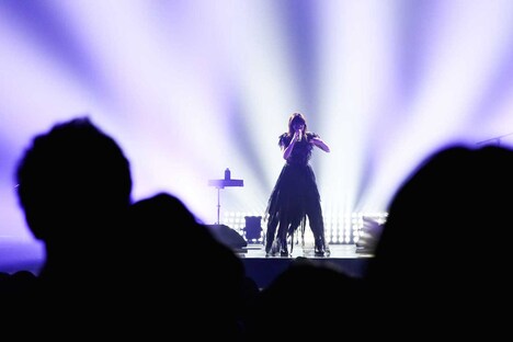 Aimer「Aimer Hall Tour 2016 ～like a daydream～」東京・東京国際フォーラム ホールA公演の様子。（Photo by Taku Fujii）