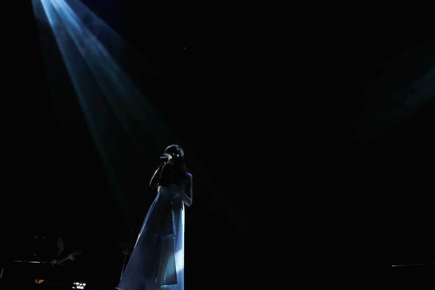 Aimer「Aimer Hall Tour 2016 ～like a daydream～」東京・東京国際フォーラム ホールA公演の様子。（Photo by Taku Fujii）