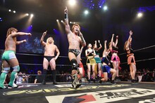 「高山善廣＆平田一喜＆岩崎孝樹withアップアップガールズ（仮） VS 大石真翔＆勝俣瞬馬＆MAO」の様子。