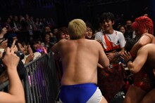 男色ディーノ（手前）に迫られるDISH//。