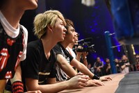 戦況を見守るDISH//。