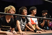 戦況を見守るDISH//。