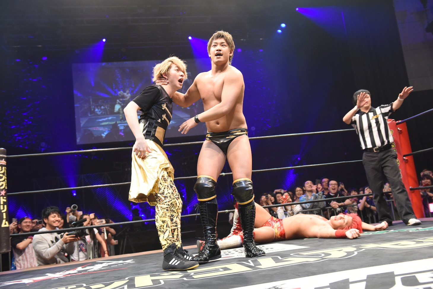 渡瀬瑞基（右）によってリングに引っ張り上げられたRYUJI（左）。