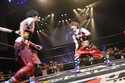 TAKUMI(左)にキスを迫ろうとするMASAKI(右)。