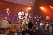 筋肉少女帯の演奏でリングに送り出される入江茂弘（中央）。