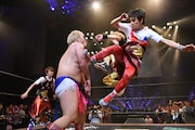 男色ディーノ(左)にダブルのドロップキックを仕掛けるDISH//のTAKUMI(右手前)とRYUJI(右奥)。(写真提供:DDTプロレスリング)