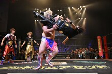 男色ディーノ（左）にコルバタを仕掛けるTo-i（右）。（写真提供：DDTプロレスリング）