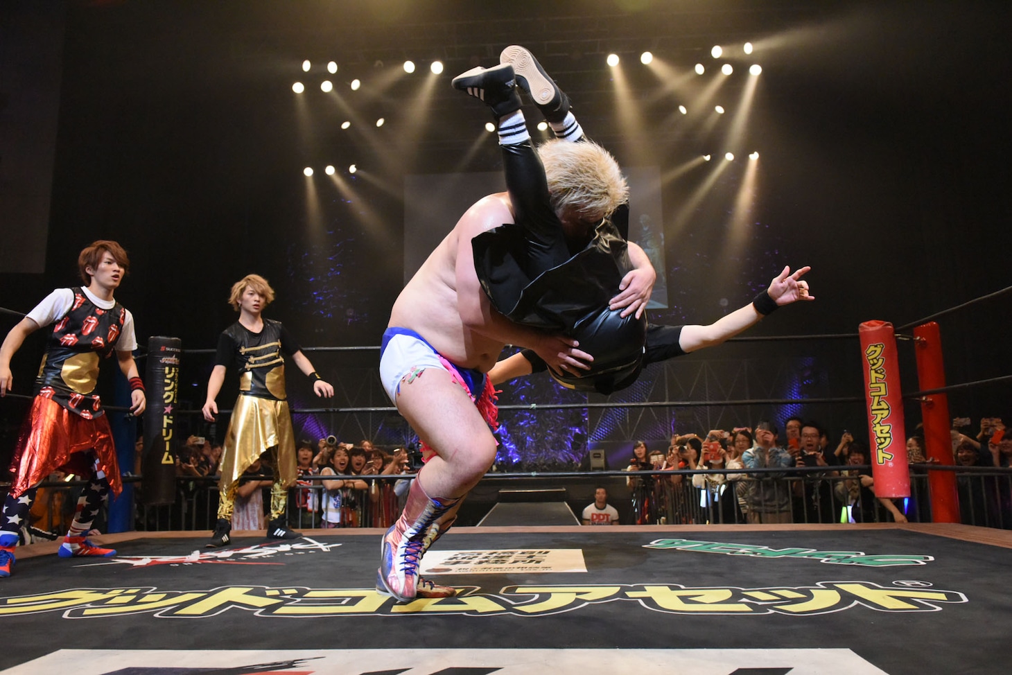 男色ディーノ（左）にコルバタを仕掛けるTo-i（右）。（写真提供：DDTプロレスリング）
