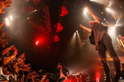 Koie（Crossfaith）とコラボした「The Revelation」演奏時の様子。