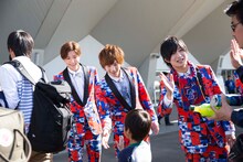 サポーターをハイタッチで迎えるCUBERS。（撮影：牛島康介）