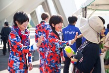 サポーターをハイタッチで迎えるCUBERS。（撮影：牛島康介）